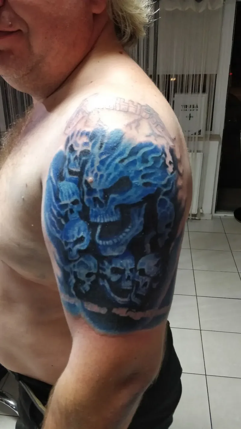 Craniu albastru pe umăr