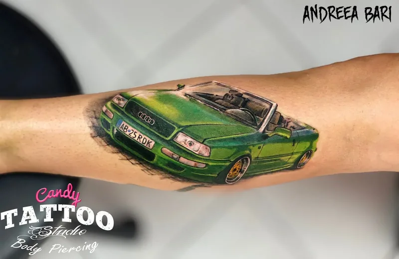 Mașină verde, tatuaj color realist