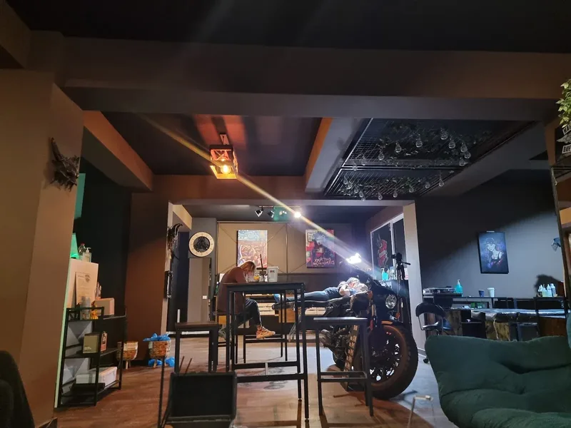 Zona de lucru și canapeaua de catifea din studio